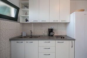 ثلاجة، ميكروويف، مائدة طعام