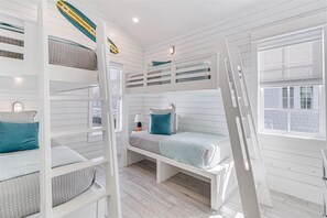 4 slaapkamers, een bureau, een strijkplank/strijkijzer, wifi