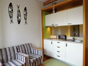 Réfrigérateur, micro-ondes, four, cafetière/bouilloire