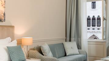 Deluxe Studio Suite | Hypo-allergenic bedding, down comforters, memory foam beds, minibar