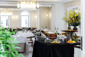 Buffet déjeuner gratuit tous les jours