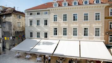 Vista frontal de la propiedad