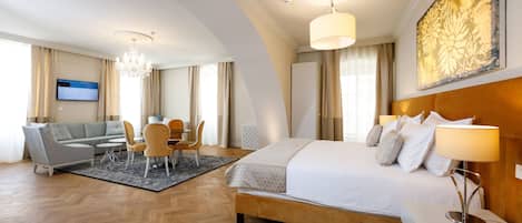 Executive Studio Suite | Hypo-allergenic bedding, down duvets, memory-foam beds, minibar