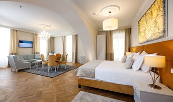 Executive Studio Suite | Hypo-allergenic bedding, down comforters, memory foam beds, minibar