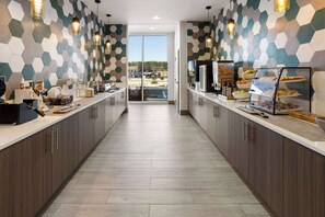 Free daily full breakfast  - La Quinta Inn & Suites by Wyndham Locust Grove (Locust Grove)