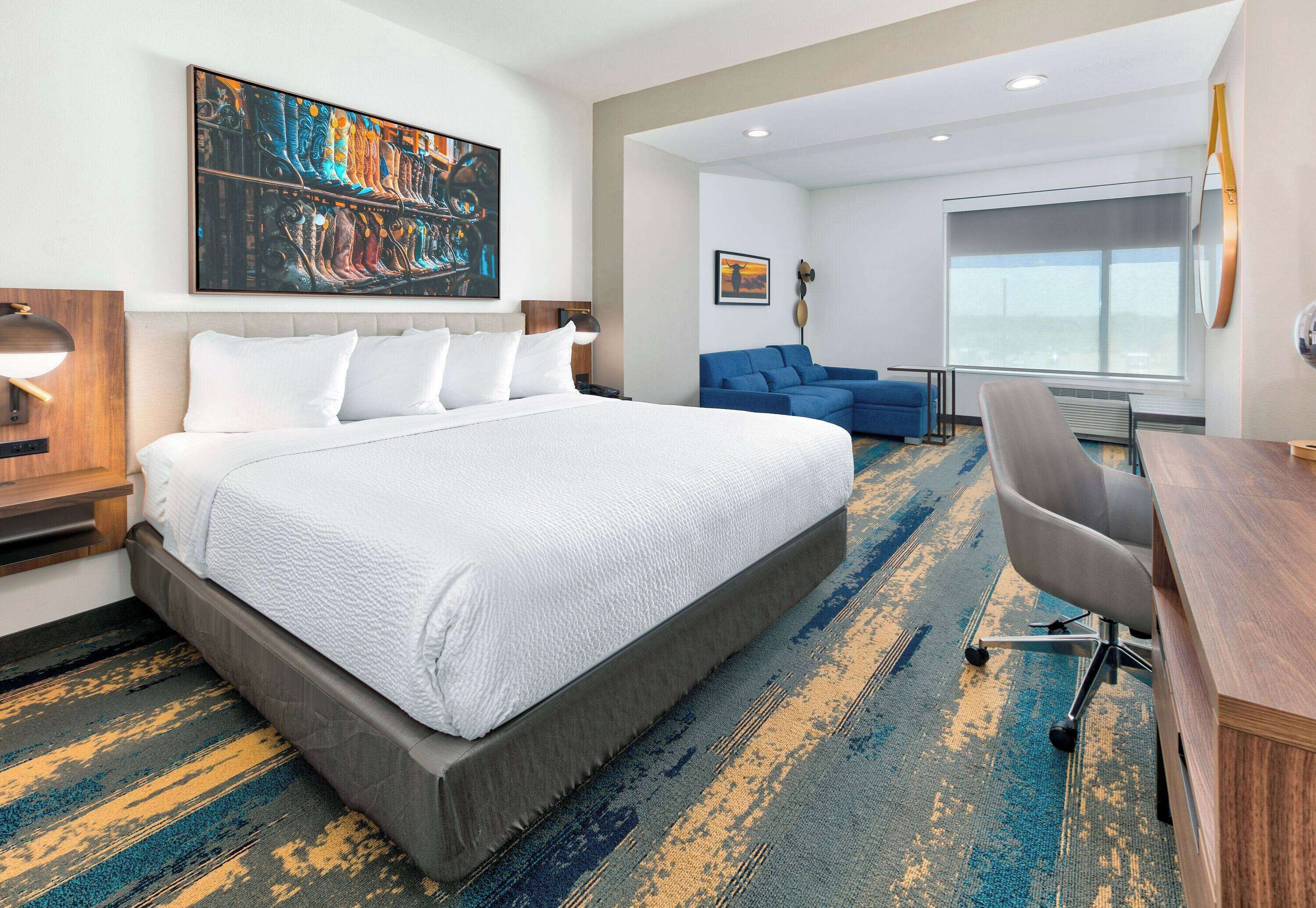 executive room, 1 king bed, non smoking | desk, laptop workspace, blackout curtains, soundproofing