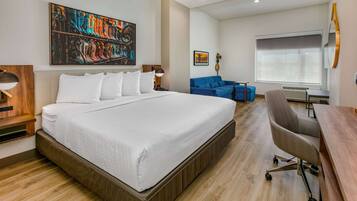 Escritorio, espacio para trabajar con laptop y cortinas blackout