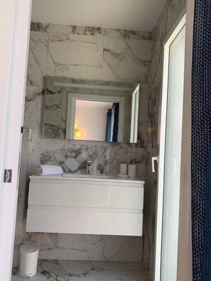 Shower, hair dryer, towels