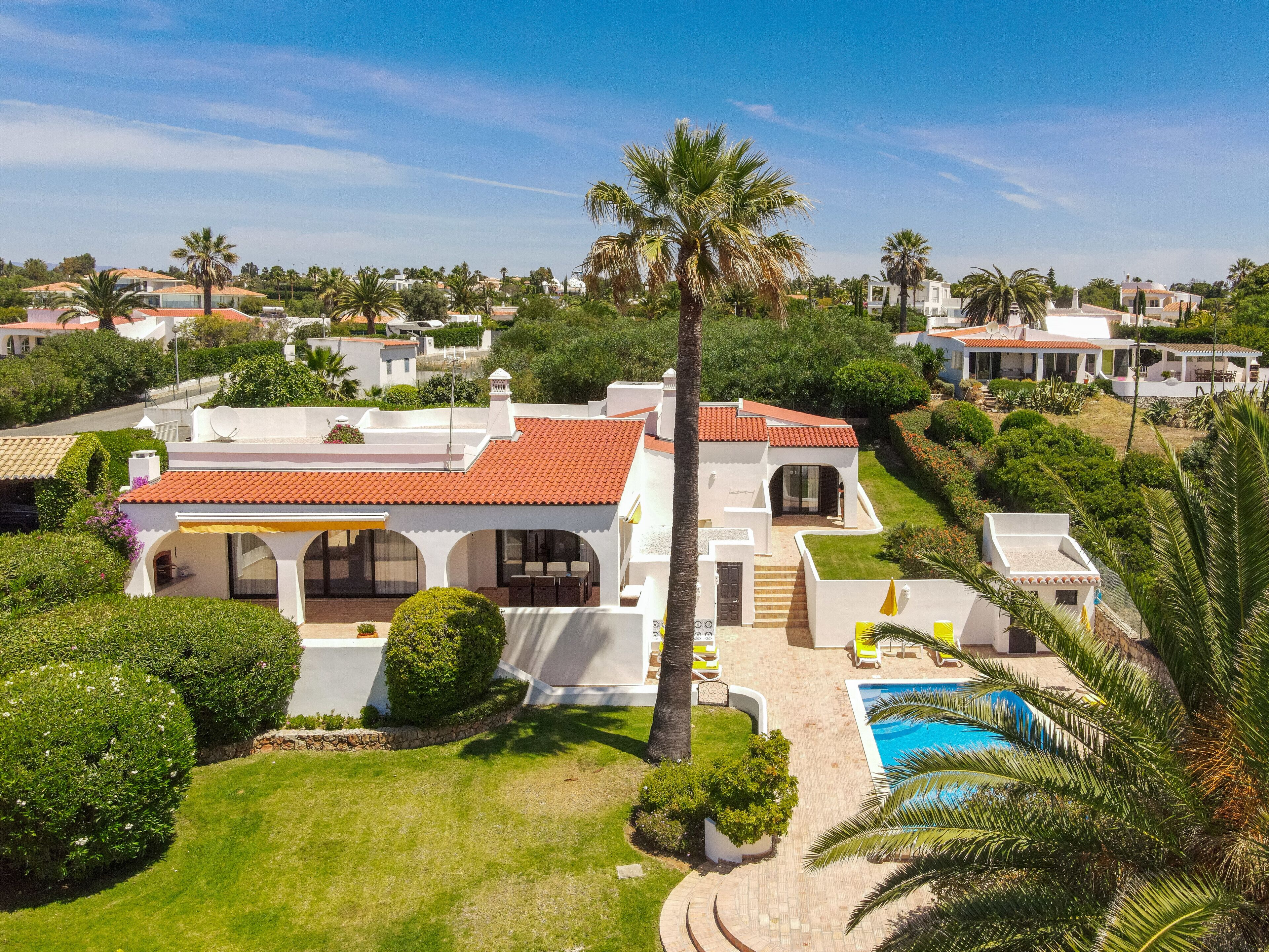 Casa Beira Mar with mature garden