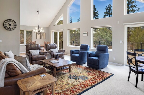 Televisión y chimenea 