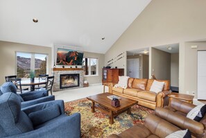 Televisión y chimenea 