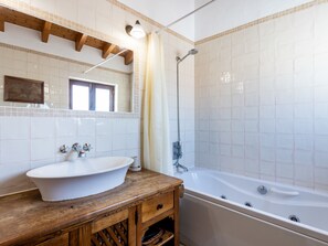Baignoire, sèche-cheveux, serviettes fournies
