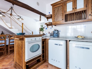 Micro-ondes, four, plaque de cuisson, lave-vaisselle