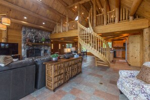 Televisión, chimenea, reproductor de DVD y futbolito