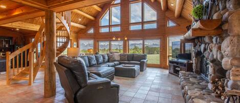 テレビ、暖炉、DVD プレーヤー、テーブルサッカー台