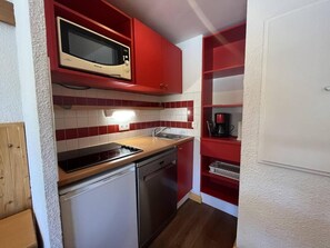 Kylskåp, mikrovågsugn och kaffe- och tebryggare