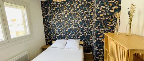 2 bedrooms, desk, travel cot