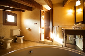 Badewanne, Haartrockner, Handtücher