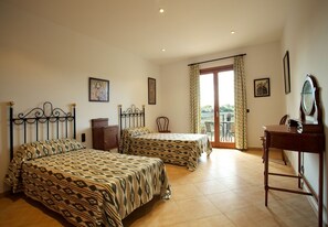 4 bedrooms, in-room safe, iron/ironing board, free WiFi