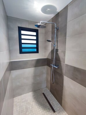 Shower, hair dryer, towels - La Caz'miness (LA RIVIERE SAINT LOUIS)