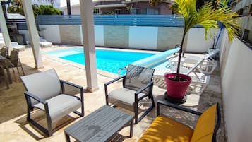 Alberca al aire libre y alberca climatizada