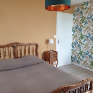 3 dormitorios, tabla de planchar con plancha, cuna de viaje