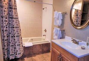 Superior Townhome, 2 Bedrooms, Mountainside | Salle de bain | Ensemble baignoire-douche, articles de toilette (gratuits)