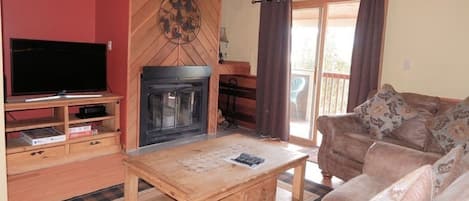 Superior Townhome, 2 Bedrooms, Mountainside | 거실 공간 | 케이블 채널 시청이 가능한 45인치 평면 TV, TV, 벽난로