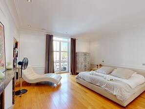 4 bedrooms, iron/ironing board, WiFi, bed sheets