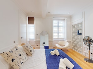 4 bedrooms, iron/ironing board, WiFi, bed sheets