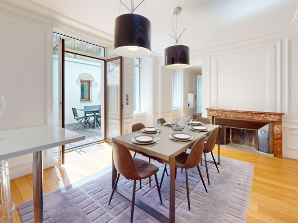 Dining - Le N° 10 - Apartment of 200 sqm with patio of 35 square meters in Old Town (Annecy)