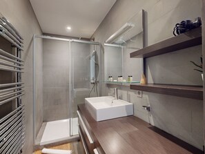 Shower, hair dryer, towels