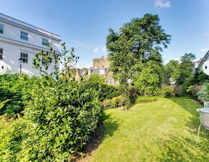 Property grounds - Luxury Renovated Flat / Super King bed (London)