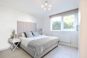 1 bedroom, desk, iron/ironing board, free WiFi - Luxury Renovated Flat / Super King bed (London)
