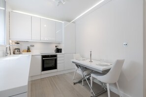 Kylskåp, ugn, spishäll och diskmaskin