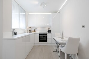 Fridge, oven, stovetop, dishwasher - Luxury Renovated Flat / Super King bed (London)