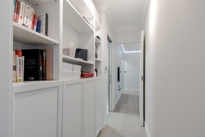 Interior - Luxury Renovated Flat / Super King bed (London)