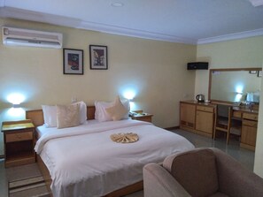 Premium bedding, in-room safe, desk, laptop workspace - Hotel Marjorie 'Y' (Tema)