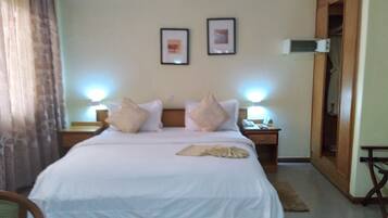 Ropa de cama de alta calidad y caja de seguridad en la habitación