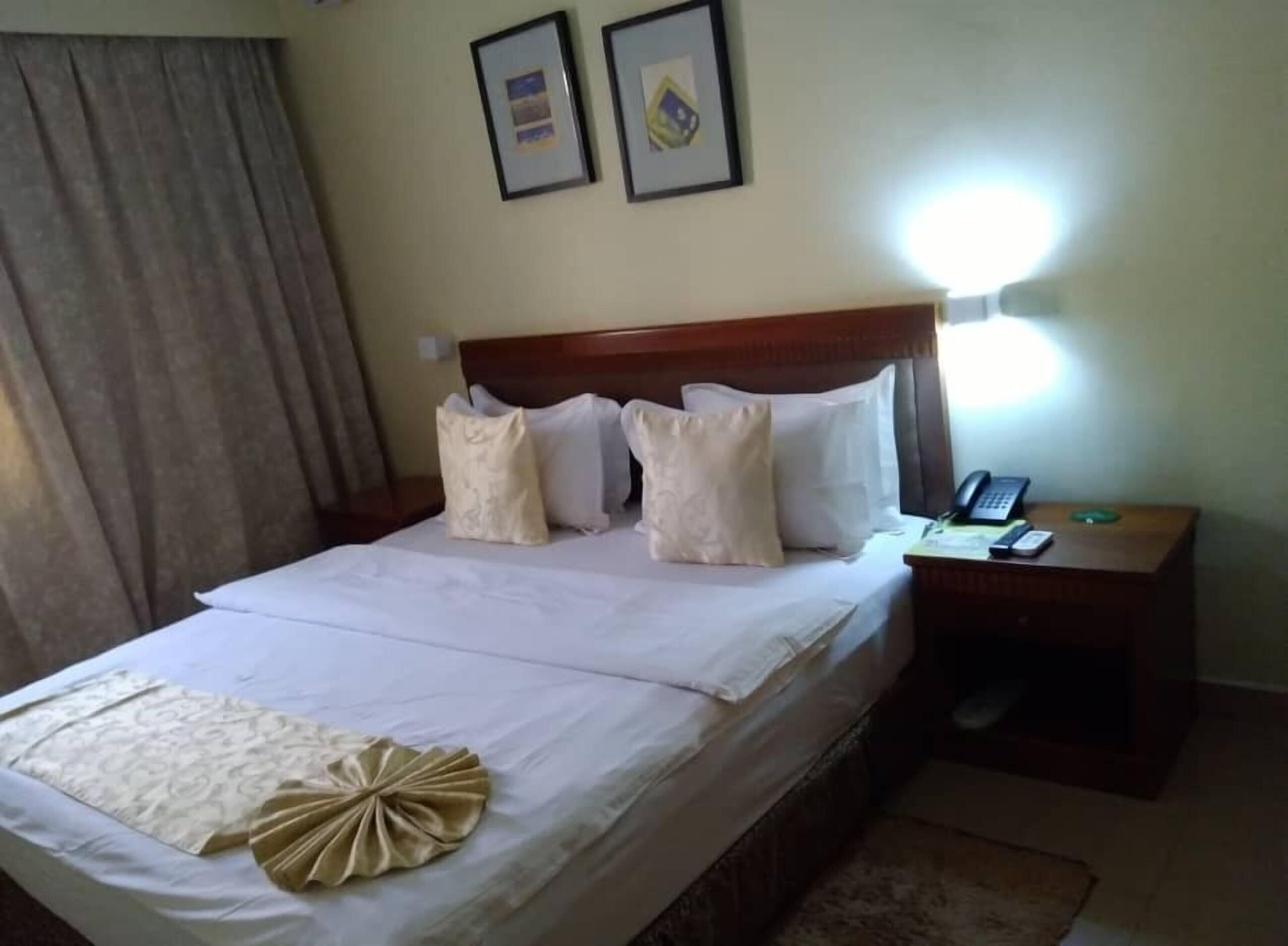 Premium bedding, in-room safe, desk, laptop workspace