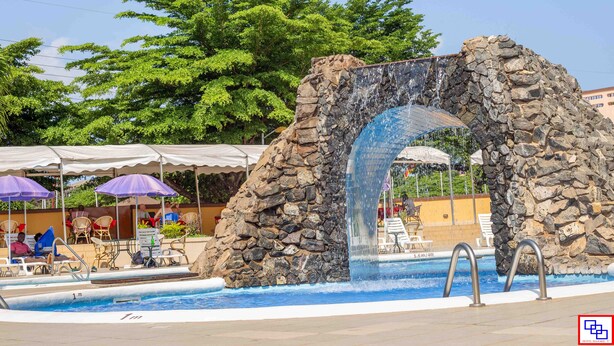 Outdoor pool, open 8:00 AM to 9:00 PM, pool umbrellas, sun loungers - Hotel Marjorie 'Y' (Tema)