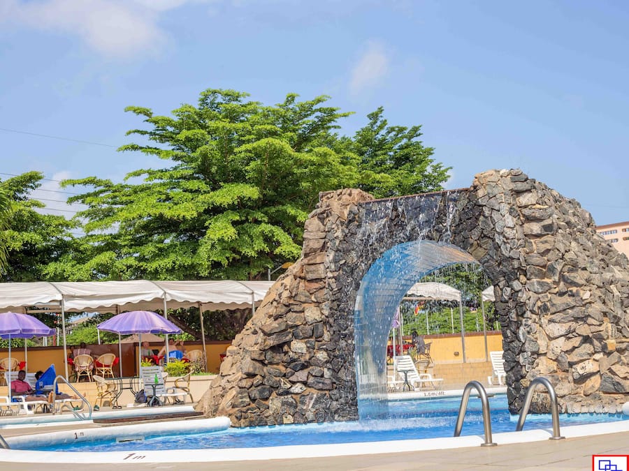 Una piscina al aire libre (de 08:00 a 21:00), sombrillas, tumbonas
