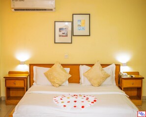 Ropa de cama de alta calidad y caja de seguridad en la habitación 