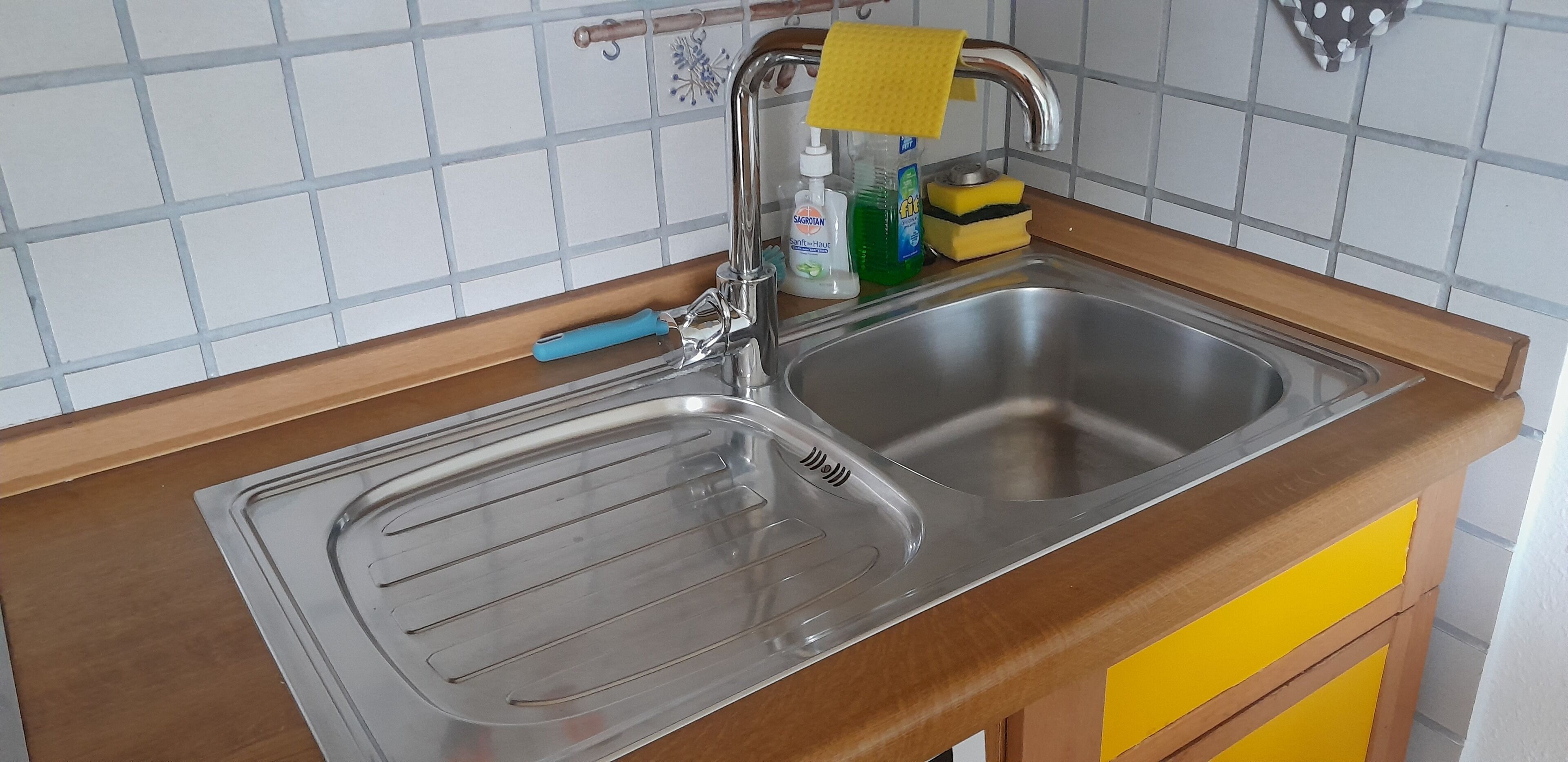 Wasserkocher mit Kaffee-/Teezubehör, Kühlschrank, Mikrowelle, Ofen