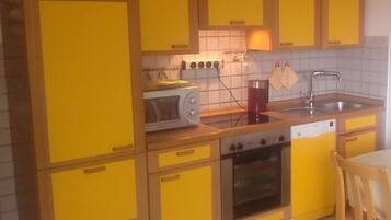 Een koelkast, een magnetron, een oven, een kookplaat