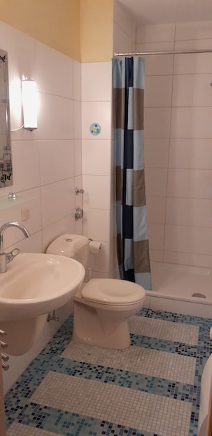 Douche, séchoir à cheveux, serviettes fournies, savon
