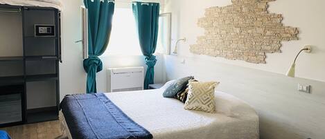 10 bedrooms, WiFi, bed sheets