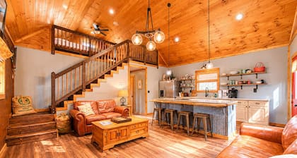 Quiet mountain escape w/hot tub and sunset views! Dog-friendly