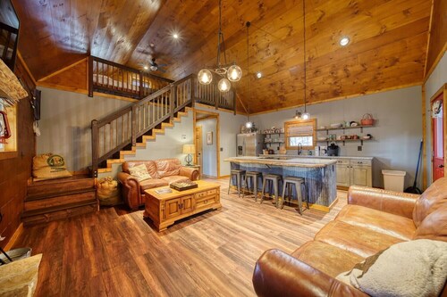 Blue Moon Cabin - Fast Internet, Hot Tub, in the mountains!