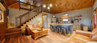 Blue Moon Cabin - Fast Internet, Hot Tub, in the mountains!